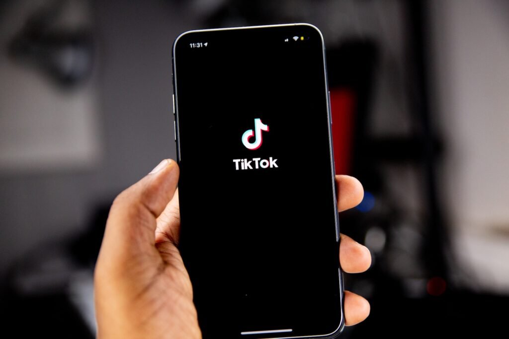 TikTok zatrudnia podczas gdy inny giganci zwalniają