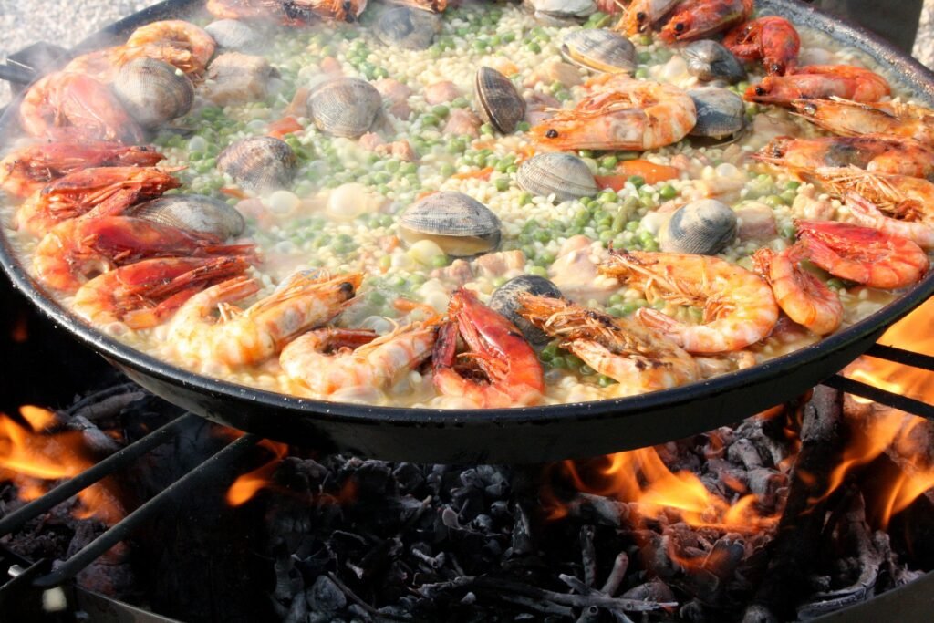 Hiszpański specjał. Tradycyjna paella dla wielbicieli owoców morza