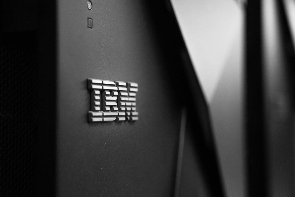 IBM zastąpi 7800 miejsc pracy sztuczną inteligencją