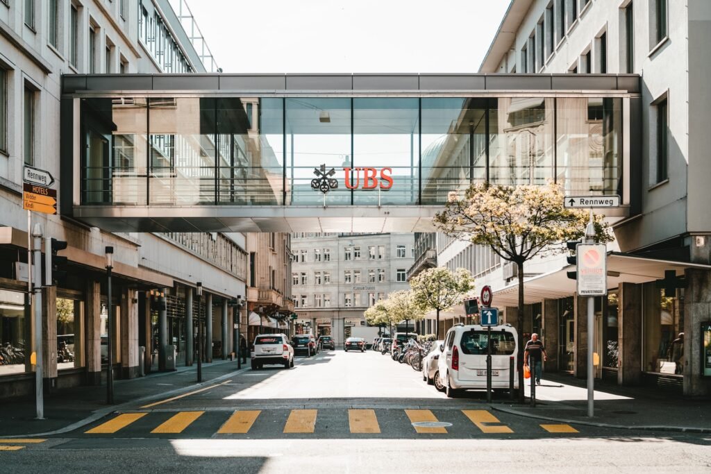 UBS przejmuje Credit Suisse. Strata na początku drogi