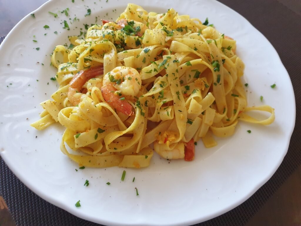Makaron z krewetkami, imbirem, kurkumą i chili