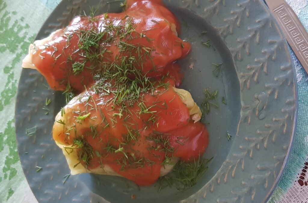 Przepis na tradycyjne gołąbki z sosem pomidorowym