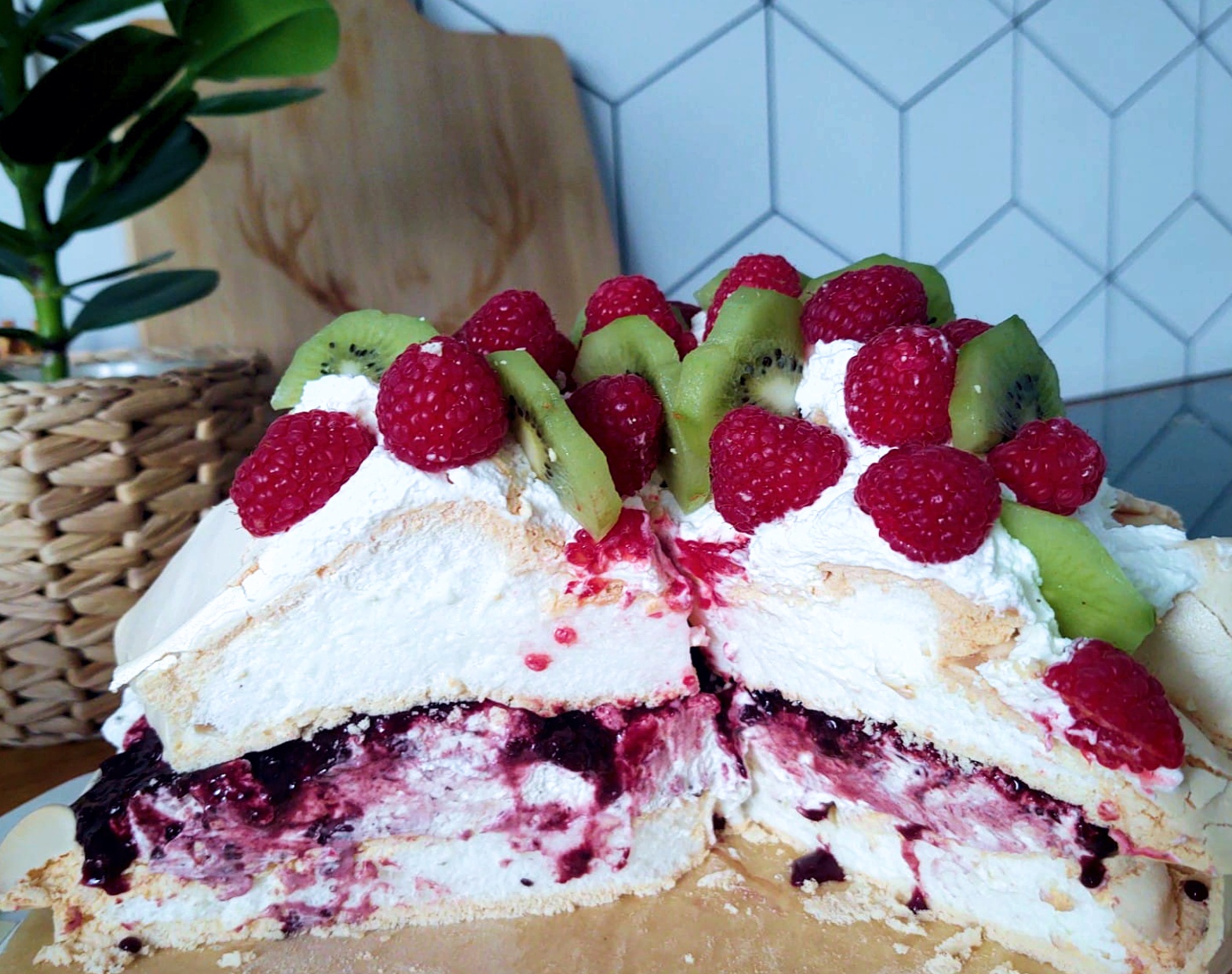 Tort Pavlova Z Kremem Mascarpone I Malinami #1 | Tematem.pl