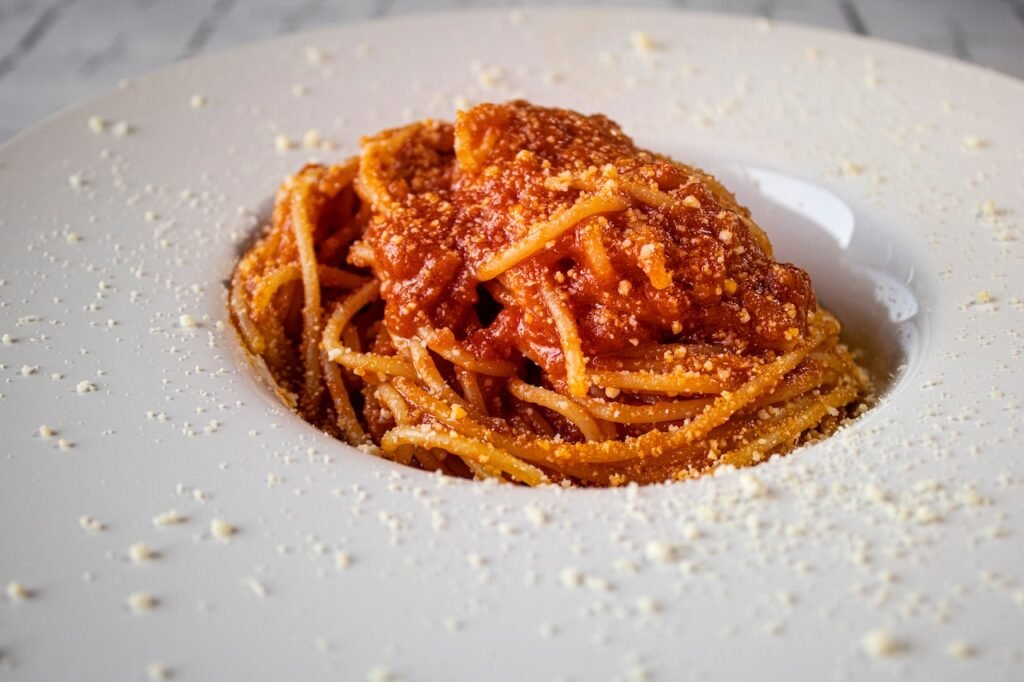 Zasmakuj oryginalnego spaghetti Napoli. Szybki przepis na kultowe danie