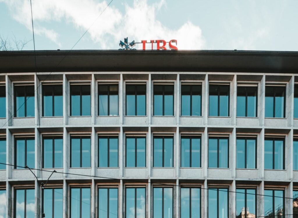 UBS planuje oszczędności po wchłonięciu Credit Suisse. Bank chce zwolnić 3000 pracowników