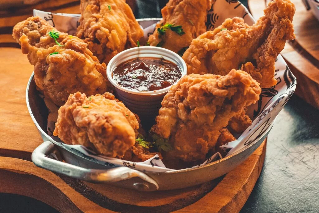 Chrupiące skrzydełka z kurczaka. Przepis na domowy fast food