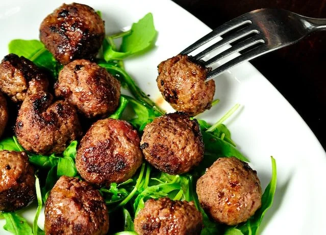 Przygotuj domowe klopsiki mięsne. Przepis na meatballs po polsku