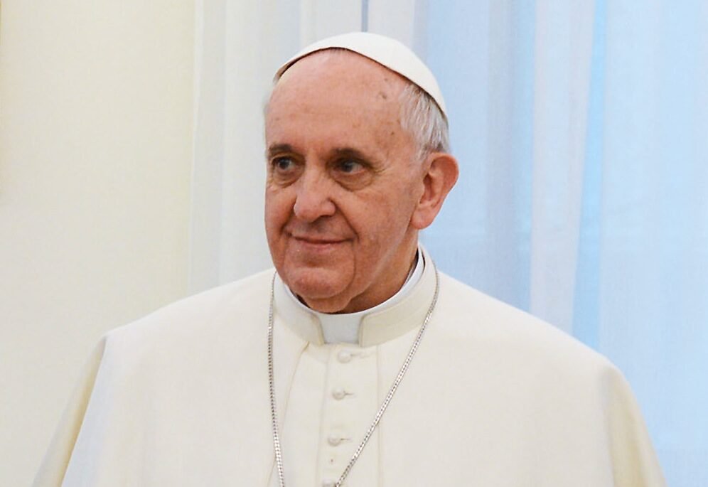 Papież Franciszek zatwierdził księży do błogosławienia par tej samej płci