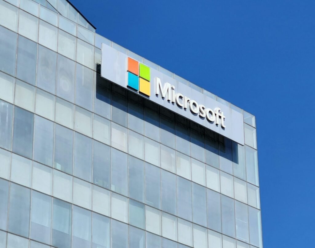 Inwestorzy o giełdowym wyścigu Microsoft i Apple o miano najcenniejszej firmy