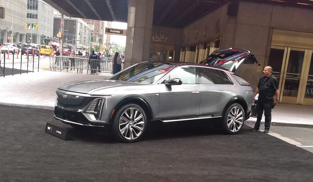 General Motors znowu we Francji. Elektryczny Cadillac Lyriq ma podbić Europę