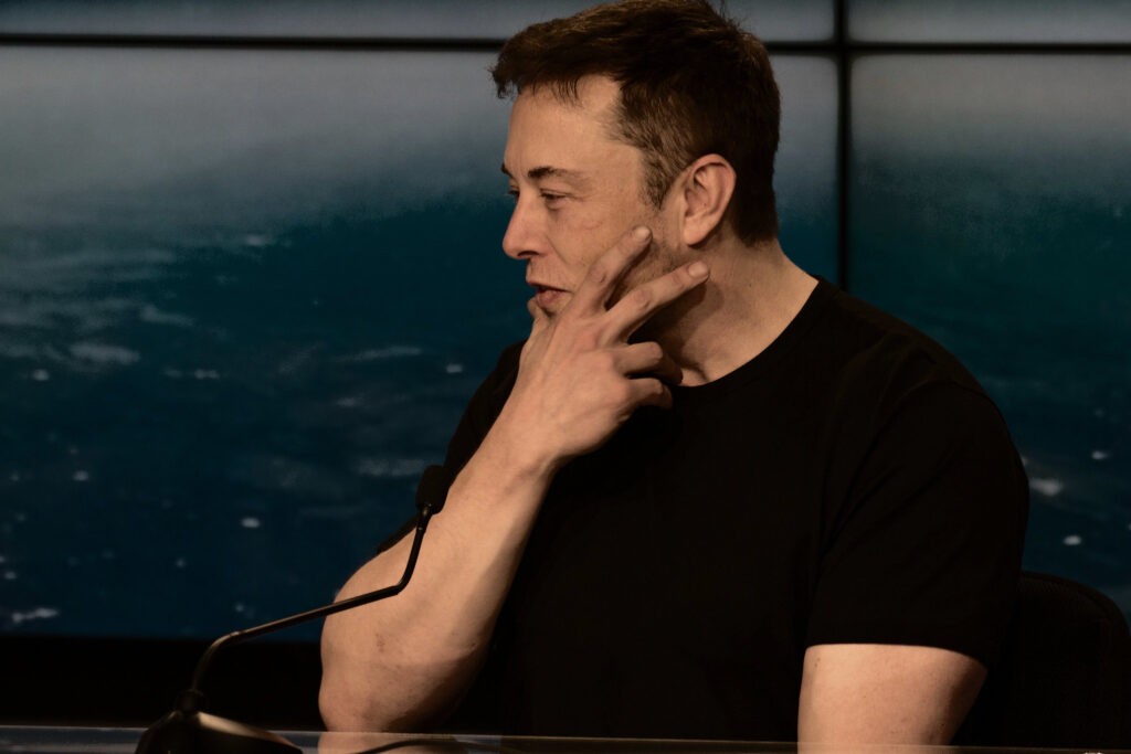 Elon Musk znowu rozdaje niebieskie znaczniki na X