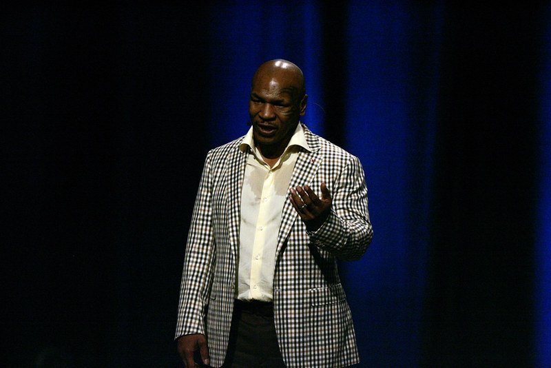 Mike Tyson wymagał pilnej pomocy medycznej na lotnisku. Poważne problemy zdrowotne byłego mistrza