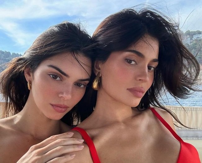 Kylie i Kendall Jenner wyglądają zjawiskowo. Nowe zdjęcia celebrytek z Majorki
