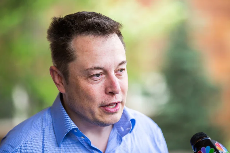 Elon Musk i nowe zarzuty przeciwko Samowi Altmanowi i OpenAI
