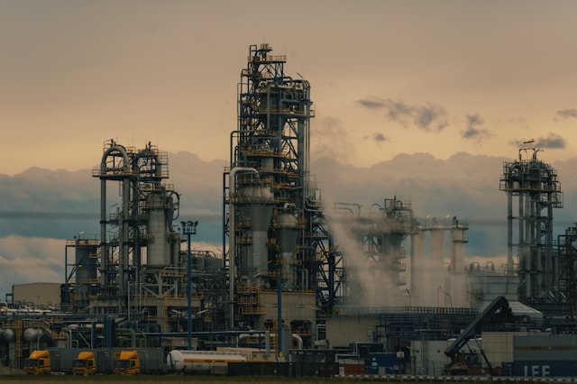 Geopolityka i dane ekonomiczne napędzają wzrost cen ropy naftowej