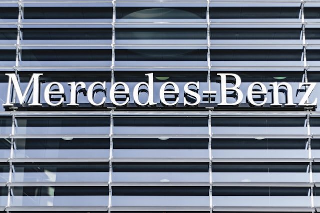 NHTSA: Mercedes-Benz USA wzywa do naprawy usterki 27 000 pojazdów zagrożonych nagłym zgaśnięciem silnika