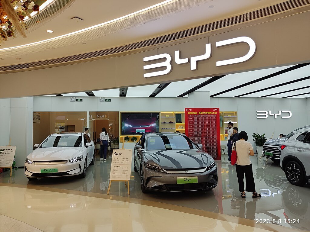 Chiński BYD wyprzedza Teslę. Nowa siła na globalnym rynku pojazdów elektrycznych