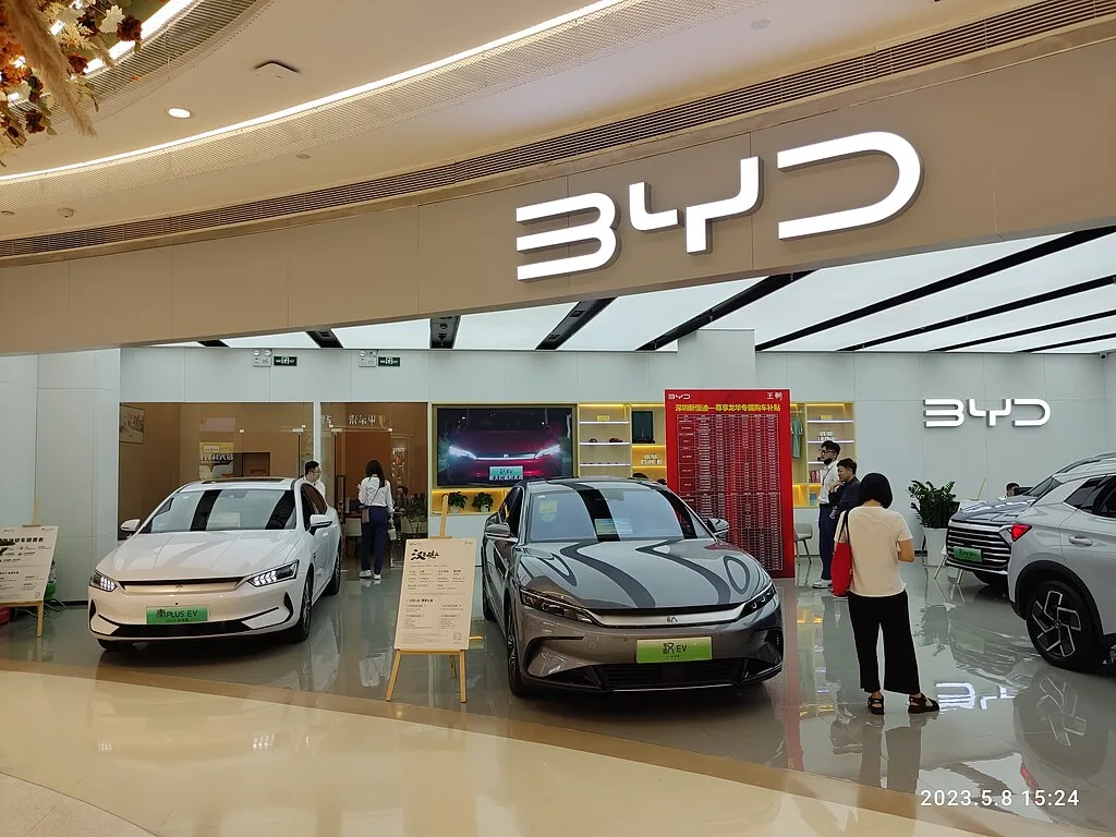 Chiński BYD wyprzedza Teslę. Nowa siła na globalnym rynku pojazdów elektrycznych