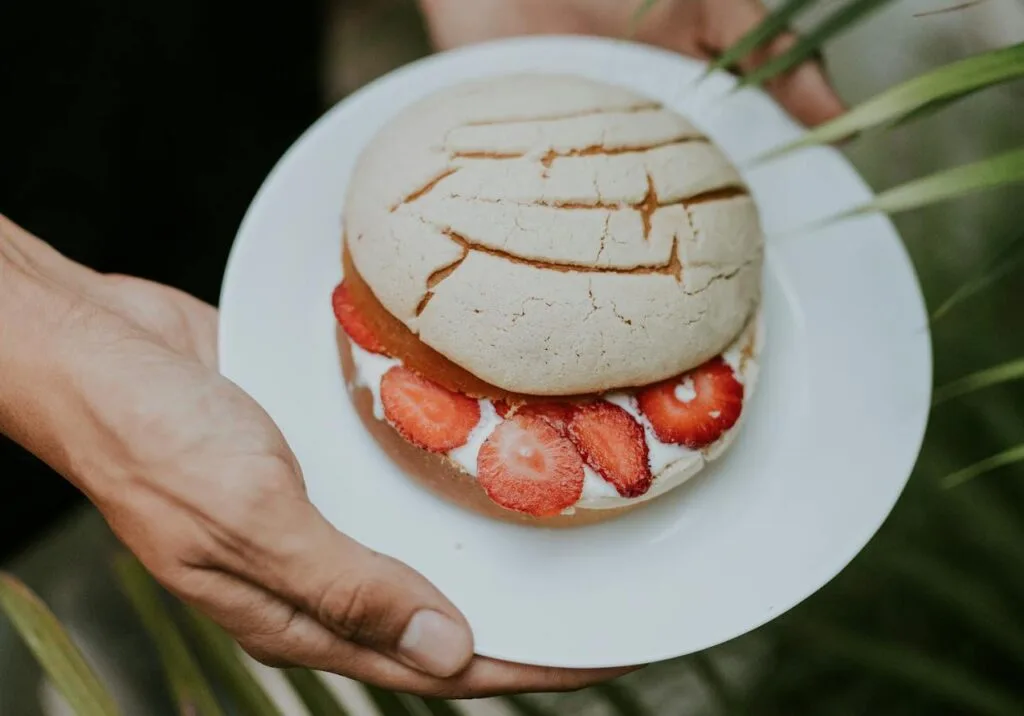 Beza z truskawkami i kremem a la burger. Tradycja i nowoczesność w słodkim wydaniu