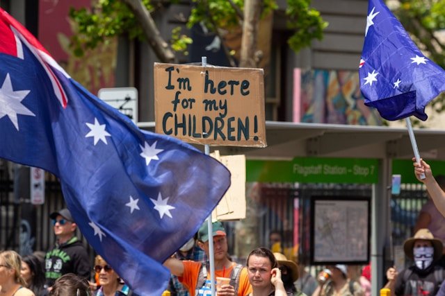 Australia zakazuje korzystania z mediów społecznościowych osobom poniżej 16 lat. Przełomowa decyzja czy ryzykowny eksperyment?