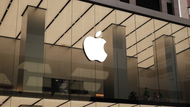 Apple oskarżone o szpiegowanie urządzeń prywatnych i tłumienie swobody wypowiedzi pracowników