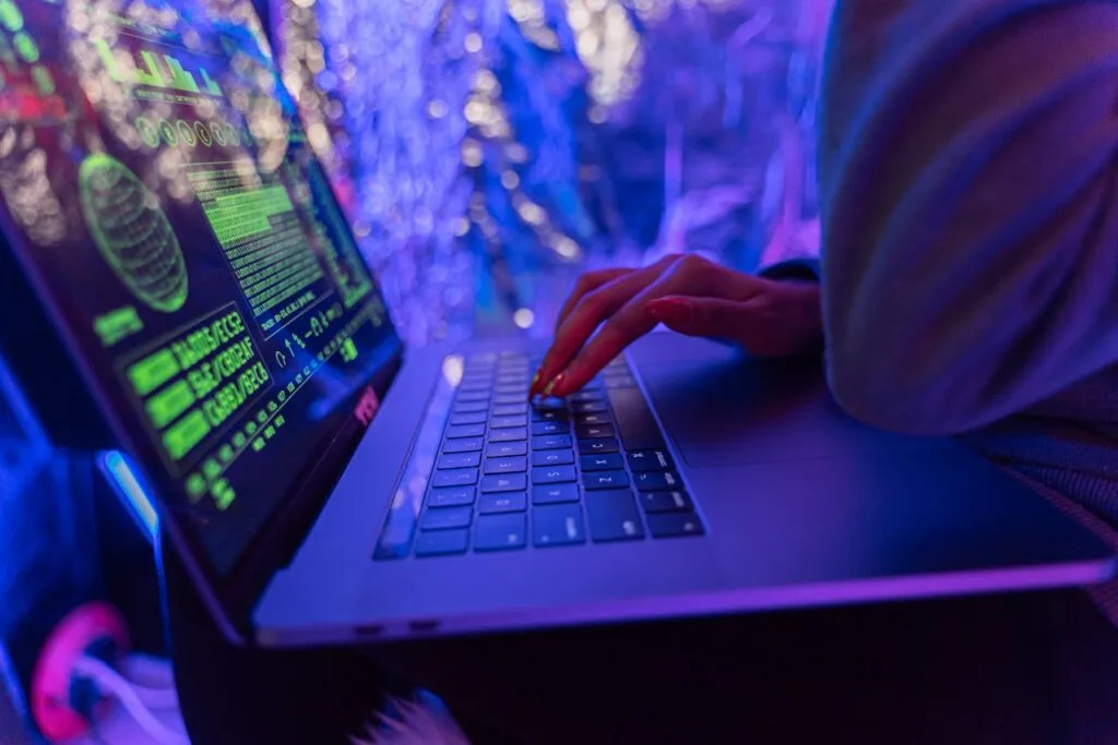 Gigantyczne oszustwo kryptowalutowe. Nalot i ponad 800 aresztowań