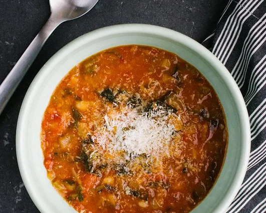 Poznaj wyborny smak klasycznej toskańskiej zupy Ribollita. Przepis na popularną zupę dla 5 osób | Przepis na klasyczną toskańską zupę Ribollita
