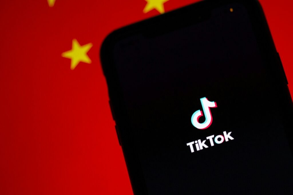 TikTok w zawieszeniu prawnym. Rozporządzenie Trumpa i konsekwencje prawne