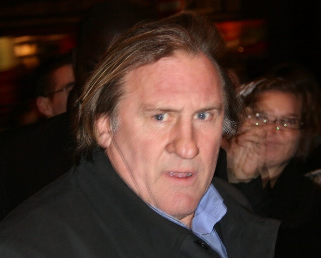 Gérard Depardieu broni się przed zarzutami o napaść seksualną, ale nie ukrywa kontrowersyjnego zachowania