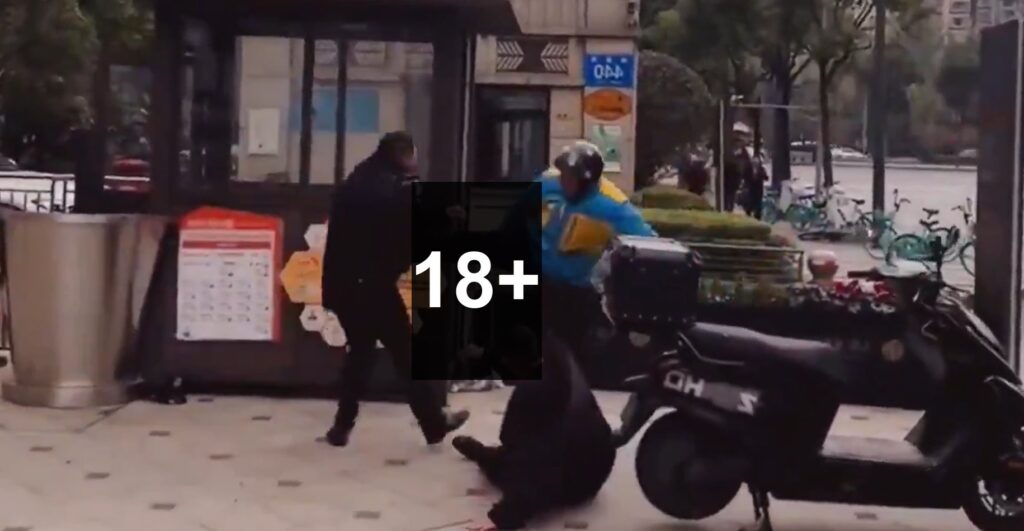 Spektakularna bójka dostawcy jedzenia z ochroniarzami. Nagranie, które podbija internet