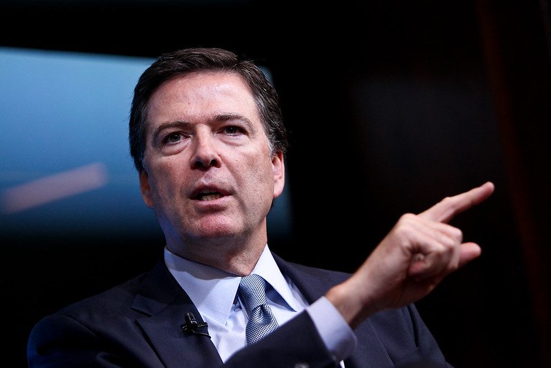 Były szef FBI przesłuchiwany. W tle kontrowersyjny wpis i oskarżenia o nawoływanie do przemocy wobec Trumpa