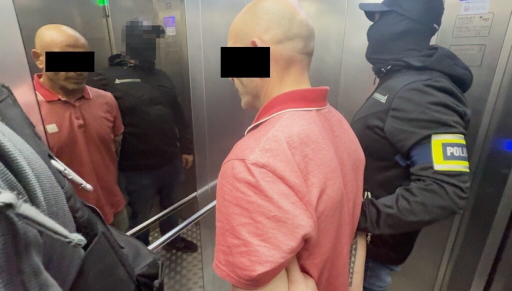 Willa grozy pod Warszawą! Obywatele Gruzji z bronią, amunicją i fałszywymi dokumentami – wielka akcja policji!