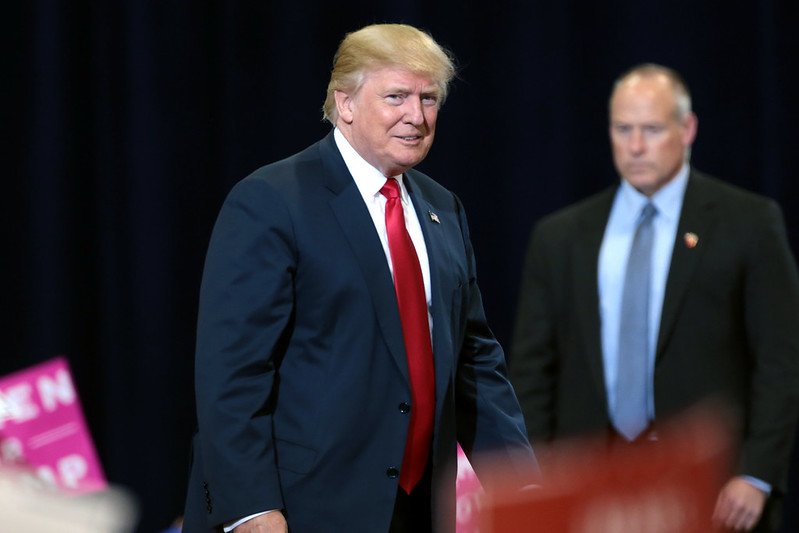 Cła Trumpa na Unię Europejską wstrzymane do 9 lipca. Czy uda się uniknąć wojny handlowej?