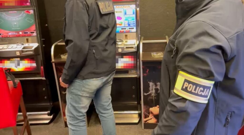 Kolejne uderzenie w nielegalny hazard na Pradze Północ. Zabezpieczono osiem automatów i ponad 7,5 tys. złotych