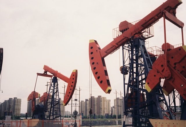 Kryzys na rynku ropy? Ceny Brent i WTI spadają po decyzji OPEC+