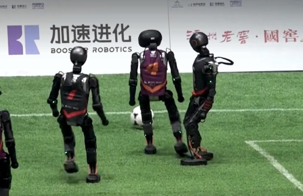 Roboty humanoidalne rozegrały mecz piłkarski w Pekinie