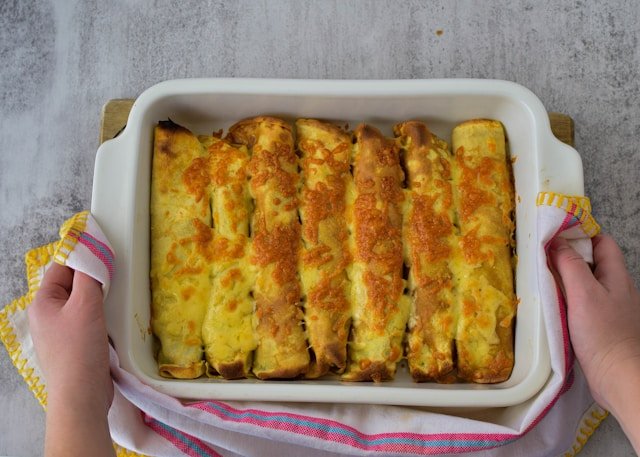 Prosty przepis na enchiladas z wołowiną – meksykańska uczta w domowym wydaniu