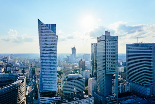Letnia sinusoida: od chłodu po rekordowe upały – tydzień z pogodą w Warszawie