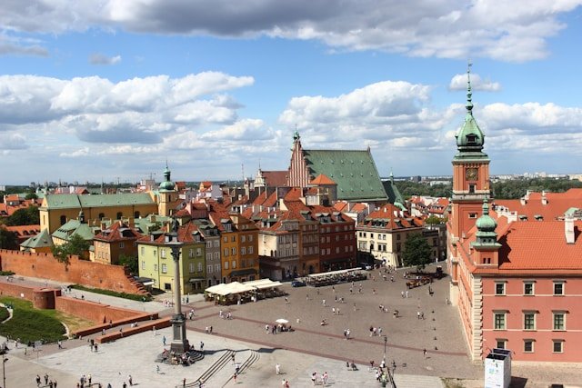 Prognoza pogody dla Warszawy na weekend 8–10 sierpnia 2025: letnia stabilizacja i więcej słońca